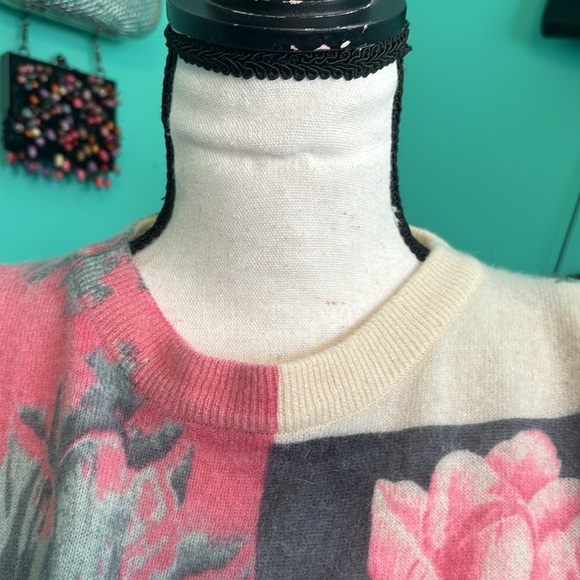 Angenie Vintage 80s Pink and gray flower Sweater - Picture 3 of 5